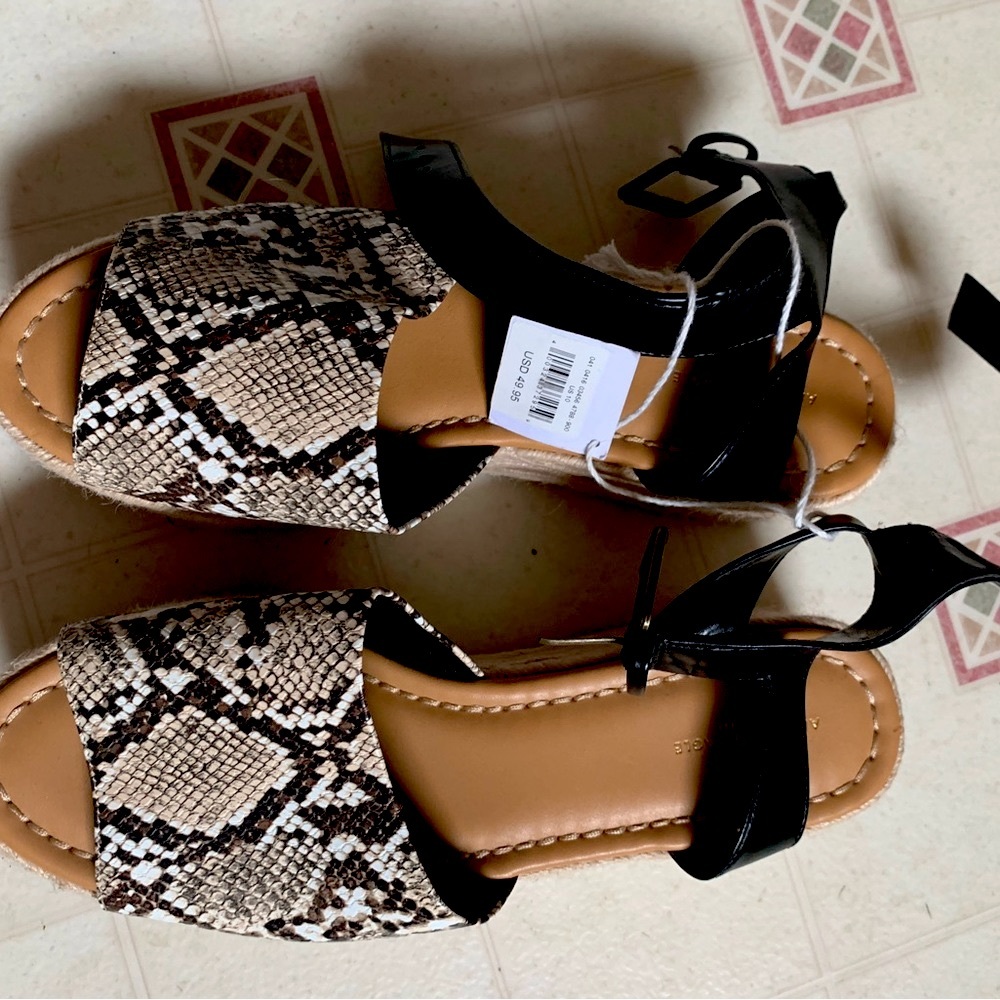NWT American Eagle snakeskin wedges size 10   Never worn  new condition